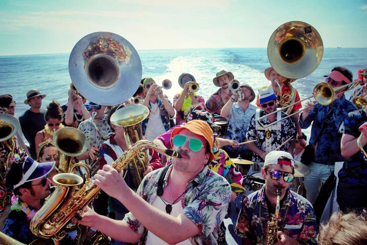 Festivals de rue, fanfares et animations gratuites dans le Sud de la France : le guide de l'été 2026